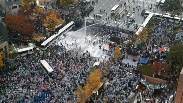 14일 서울 광화문 사거리 인근에서 개최된 '민중총궐기 투쟁대회' 참가자들이 행진도중 차벽을 무너뜨리려 하자 경찰이 물대포 등을 발사하고 있다. 서재훈기자 spring@hankookilbo.com