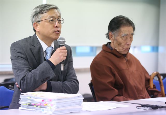 13일 오전 서울 서초동 민주사회를위한변호사모임에서 열린 '일본 강제동원 피해자의 신일철주금주식회사에 대한 손해배상청구 소송 판결 기자회견'에서 소송 대리인 장완익 변호사가 발언하고 있다. 이날 서울중앙지법은 13일 곽모(90)씨 등 8명이 일본 회사 신일철주금 주식회사를 상대로 1인당 1억원을 청구한 소송에서 원고 승소로 판결했다. 연합뉴스