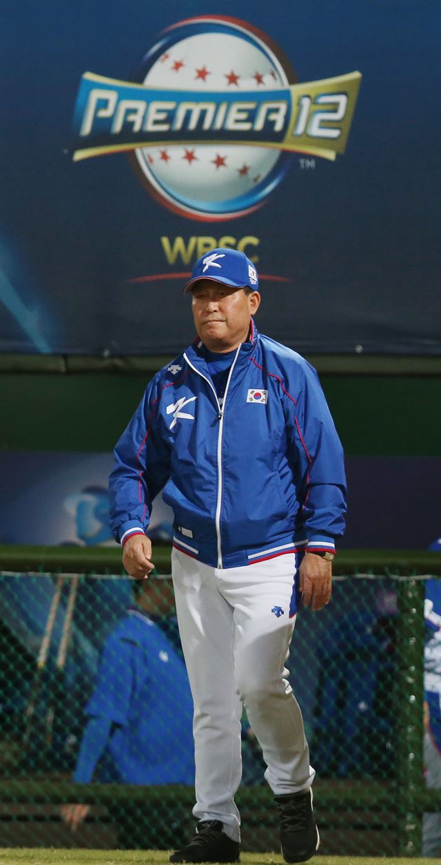 김인식 감독이 14일 오후 대만 타이베이 티엔무 구장에서 열린 2015 세계야구소프트볼연맹(WBSC) 프리미어12 대회 조별예선 B조 4차전 멕시코전을 앞두고 그라운드로 향하고 있다. 타이베이=연합뉴스