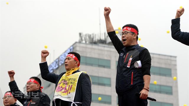 [저작권 한국일보]14일 오후 서울 중구 시청 세종대로에서 열린 민중총궐기대회에서 한상균 민주노총 위원장이 규탄발언을 하고 있다. 민주노총, 전농 등 참가단체들은 집회에서 정부가 추진하는 노동개혁과 역사 교과서 국정화 정책을 규탄하고 청년실업, 쌀값 폭락, 빈민 문제 등의 해결책 마련을 요구했다. 서재훈기자 spring@hankookilbo.com