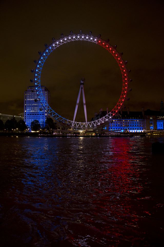 14일(현지시간) 영국 런던의 관람차 '런던 아이(London Eye)'가 파리 테러 희생자들을 애도하는 의미로 프랑스 국기를 상징하는 파란색, 흰색, 붉은색의 삼색 조명을 비추고 있다. 런던=연합뉴스