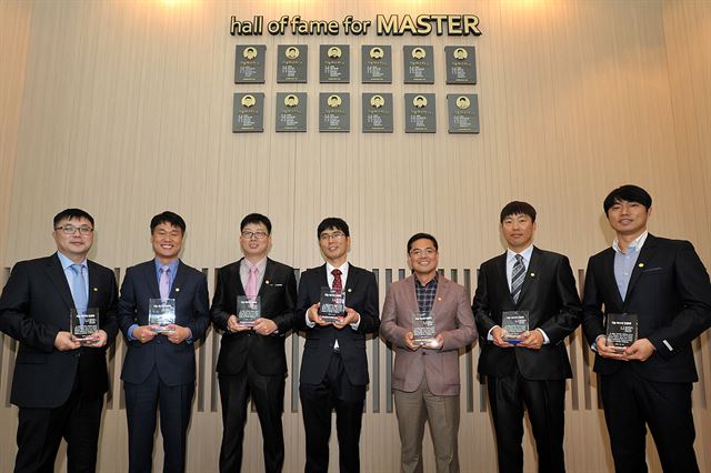 지난 11일 삼성 SDI 구미사업장에 만들어진 ‘기능마스터 명예의 전당’에서 올해 기능마스터로 선정된 삼성SDI 직원들이 기념 촬영하고 있다. 삼성SDI 제공