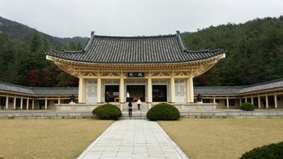 호국의 성지로 새롭게 조명되고 있는 경주 남산 동쪽 기슭의 통일전.