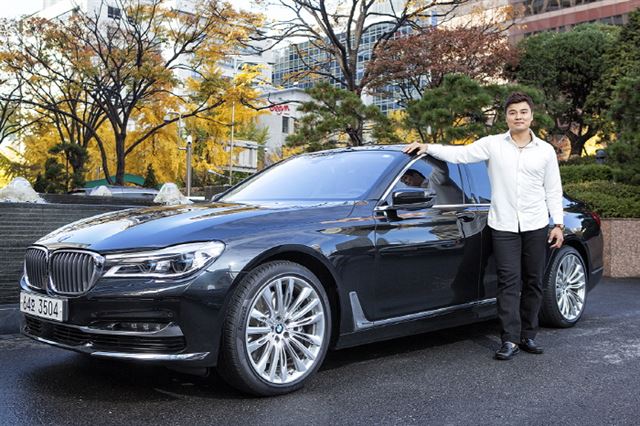 추신수가 BMW 7시리즈 옆에서 포즈를 취하고 있다. BMW 코리아 제공