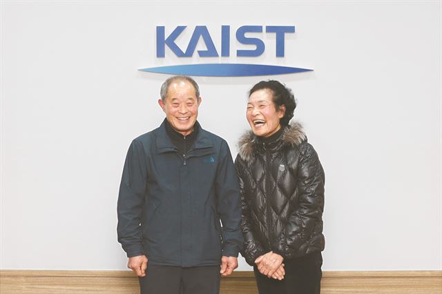 이승웅(74) 조정자(72) 부부가 16일 기부약정서를 KAIST에 건넨 뒤 웃고 있다. 한국과학기술원 제공