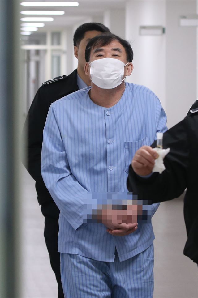 '팔달산 토막살인' 사건의 피고인 박춘풍이 16일 오전 뇌 영상 촬영을 통한 사이코패스 정신병질 감정을 받기 위해 교도관과 함께 서울 이화여대 뇌인지과학연구소로 들어가고 있다. 연합뉴스