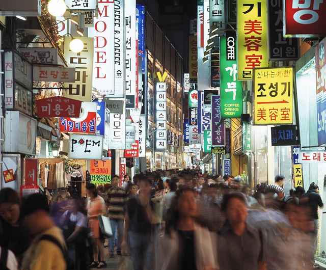 인파로 넘쳐나는 서울의 거리. 게티이미지뱅크