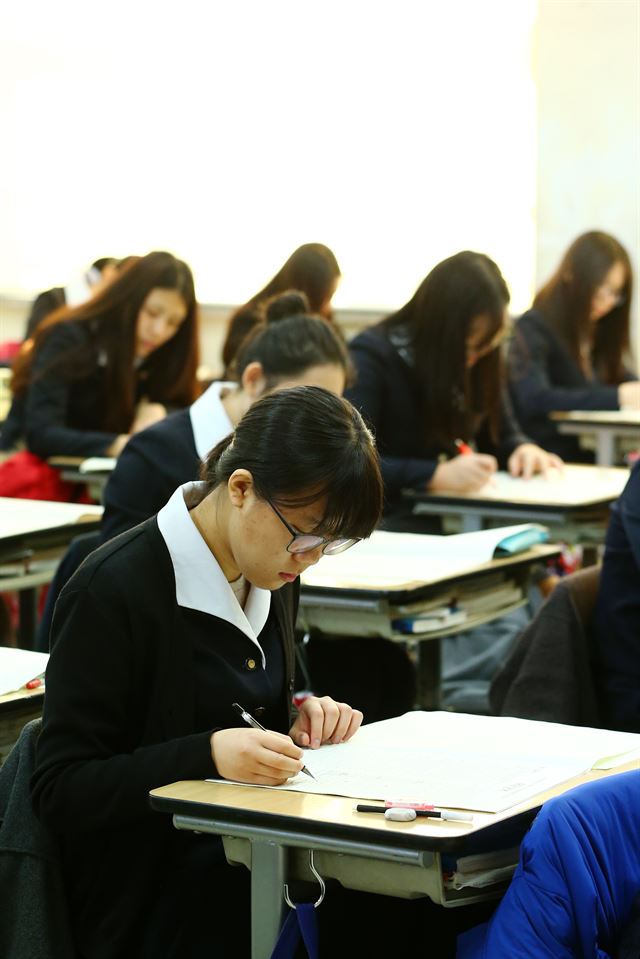 17일 오전 서울 강남구 개포동 경기여고에서 학생들이 시험을 보고 있다. 연합뉴스