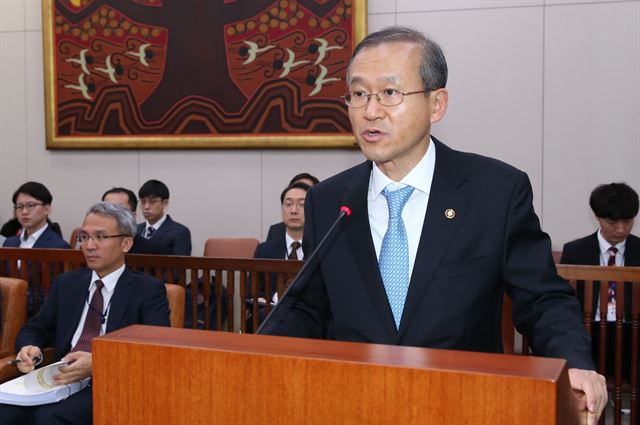 임성남 외교부 제1차관이 17일 국회 외교통일위원회 긴급현안간담회에서 파리 테러 동향 및 재외국민 보호 대책 현안보고를 하고 있다. 연합뉴스