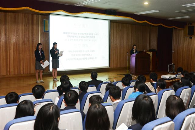 17일 오후 부산 해운대구 해강중 시청각실에서 열린 ‘해양연구프로젝트 발표회’에 참가한 학생들이 자신들이 준비한 연구내용을 발표하고 있다.