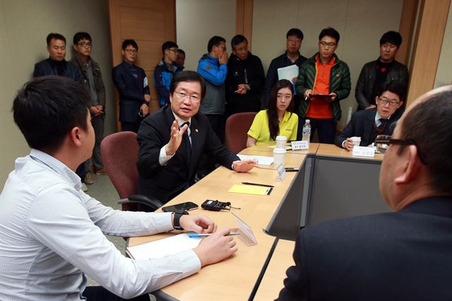 김영석 신임 해양수산부 장관(가운데)이 14일 오후 전남 진도군 진도읍 농협사무실에 설치된 세월호 인양추진 현장사무실을 찾아 인양 준비 작업 진행상황을 점검하고 있다. 연합뉴스