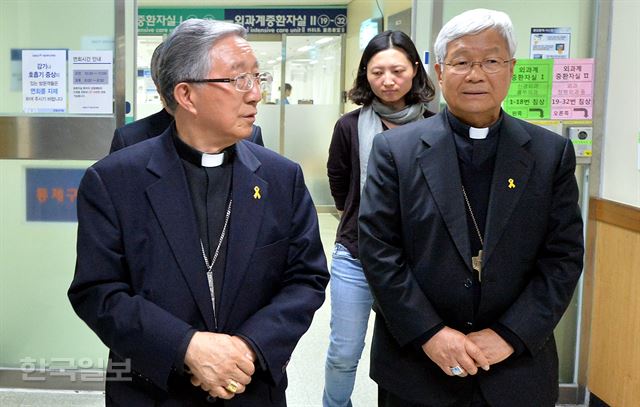 한국천주교 주교회의 의장 김희중(왼쪽) 대주교와 주교회의 정의평화위원장 유흥식(오른쪽) 주교가 17일 오후 서울대병원을 방문, 입원중인 백남기씨 면회를 마치고 가족들과 함께 중환자실을 나서고 있다. 서재훈기자 spring@hankookilbo.com