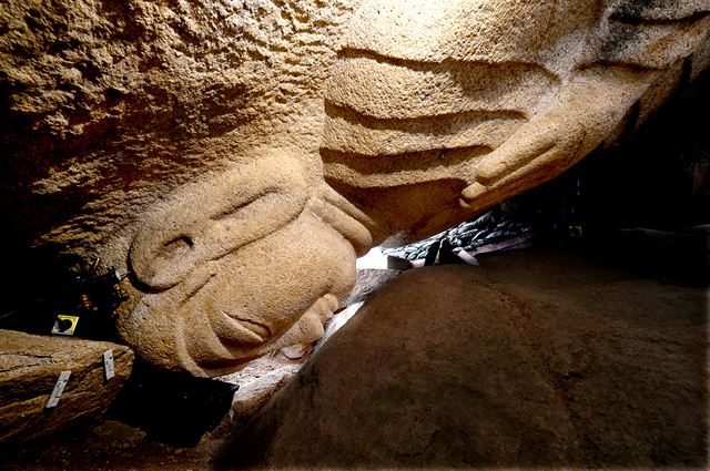 경북 경주시 남산 열암곡 마애석불은 오랜 세월 비바람에 풍화돼 마모가 심한 기존의 마애불과는 달리 천년의 세월을 흙속에 묻혀 있어 당시 모습 그대로 간직하고 있다. 왕태석기자