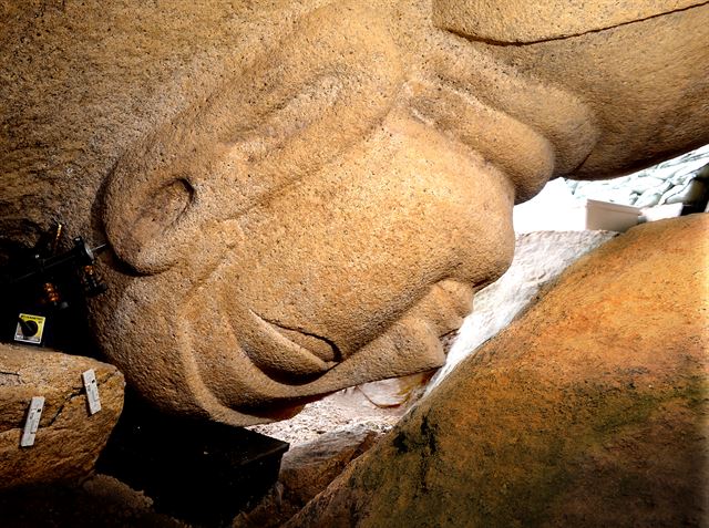 경북 경주시 남산 열암곡 마애석불은 오랜 세월 비바람에 풍화돼 마모가 심한 기존의 마애불과는 달리 천년의 세월을 흙속에 묻혀 있어 당시 모습 그대로 간직하고 있다. 왕태석기자 kingwang@hankookilbo.com