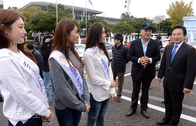 [저작권 한국일보] 제61회 한반도통일 대역전 첫날인 17일 제주도청 앞마당에서 원희룡 도지사가 이종승 한국일보 사장과 2015 미스코리아와 대화하고 있다. 제주=고영권기자youngkoh@hankookilbo.com