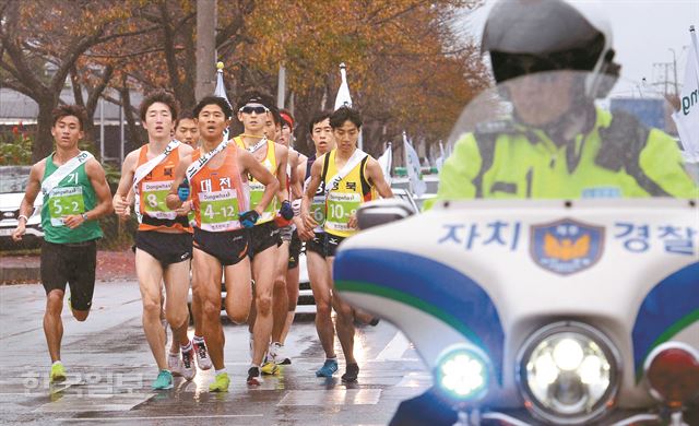 [저작권 한국일보] 제61회 한반도통일 대역전 경주대회 첫날인 17일 선수들이 제주도 자치경찰의 에스코트를 받으며 제1 소구간인 제주도청-도련2동 도로를 역주하고 있다. 제주=고영권기자youngkoh@hankookilbo.com