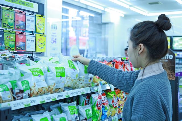 편의점에 식도락이 꽃피고 있다. 싸지만 실하고 맛있는 음식들이 ‘PB상품’이라는 이름으로 잇따라 출시되며 N포세대를 위한 식도락의 향연을 펼치고 있다. CU 제공