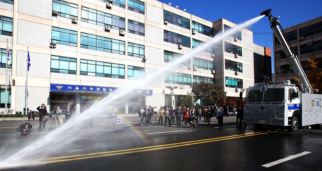 17일 오전 서울 중구 서울경찰청 기동본부에서 경찰 관계자들이 3일 전 민중총궐기대회에서 농민 백남기씨를 강타해 중태에 빠트린 살수차와 비슷한 기종으로 살수 강도 시연을 하고 있다. 연합뉴스