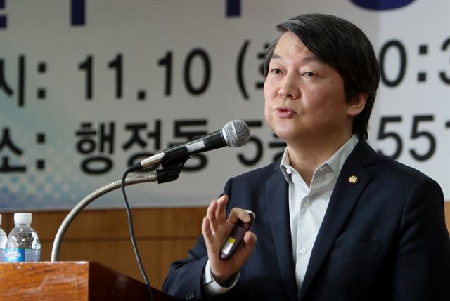 안철수 새정치민주연합 의원이 10일 오전 서울 서대문구 명지대학교 에서 ‘안철수의 경영이야기-공정성장론’특강을 하고 있다. 뉴시스