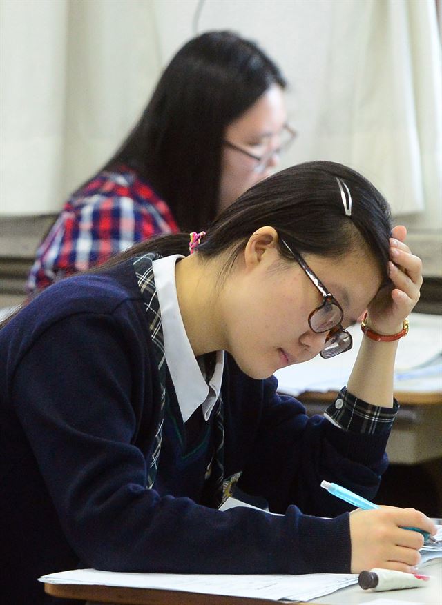 2016년도 대학수학능력시험이 치러진 12일 오전 서울 종로구 풍문여자고등학교에서 수험생들이 교실에서 긴장된 표정으로 시험을 준비하고 있다.