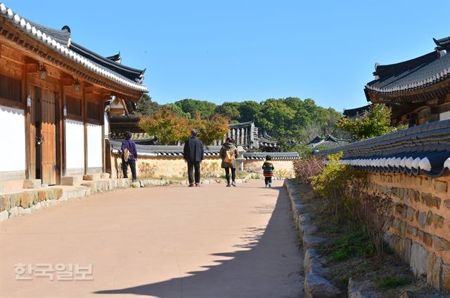 경주 교촌한옥마을을 찾은 가족이 기와지붕 넘실대는 골목길을 거닐고 있다. 경주=이성원기자 sungwon@hankookilbo.com