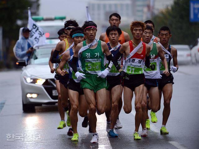 제61회 한반도통일 대역전 경주대회 이틀째인 18일 선수들이 부산시청-개금동 소구간 도로를 역주하고있다.부산=고영권기자youngkoh@hankookilbo.com