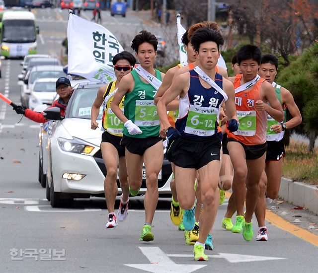 제61회 한반도통일 대역전 경주대회 이틀째인 18일 선수들이 밀양-상동 소구간 도로를 역주하고있다.밀양=고영권기자youngkoh@hankookilbo.com