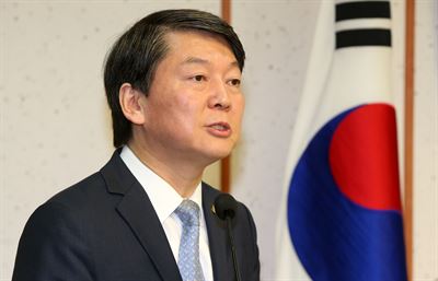 안철수 새정치연합 의원이 17일 국회 의원회관에서 열린 ‘공정성장을 위한 공정3법 토론회’에서 주제발표를 하고 있다. 연합뉴스