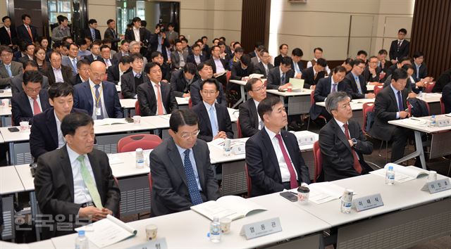 [151118-4] [저작권 한국일보] 18일 오전 서울 서초구 염곡동 대한무역투자진흥공사(KOTRA) 에서 열린 해외프로젝트 수주환경 변화대응 전략포럼에서 'AIIB출범에 따른 기회 및 대응방안'을 주제로 해외건설협회 정창구 처장이 발제하고 있다. 이번 행사는 저유가 등으로 해외 플랜트사업 수주환경이 변화되는 시기에 '중동지역 편중, 대기업 중심, 도급사업 위주'로 특징되는 우리나라 해외 프로젝트 사업의 구조적 전환방안을 모색하는 자리로 마련되었다.