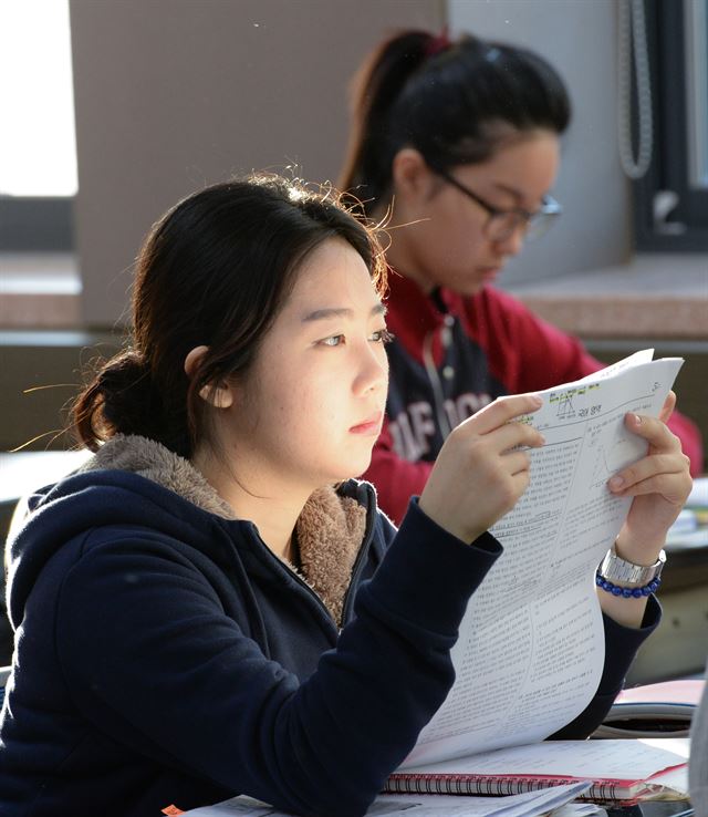 12일 오전 2016학년도 대학수학능력시험이 치러진 서울 중구 이화여자외국어고등학교에서 수험생들이 시험 시작을 기다리고 있다. 배우한기자 bwh3140@hankookilbo.com