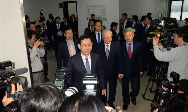 18일 국회에서 열린 정보위원회 전체회의를 위해 주호영(앞 왼쪽) 위원장과 이병호(앞 가운데) 국정원장, 여야 간사인 이철우(앞 오른쪽) 새누리당, 신경민(왼쪽 가운데) 새정치민주연합 의원을 비롯한 정보위 소속 의원들이 회의실로 들어가고 있다. 뉴시스