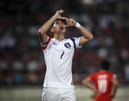 축구스타 손흥민이 17일 2018 러시아 월드컵 아시아 지역 2차 예선 6차전 라오스와의 경기에서 손으로 알파벳 'S'자를 그리는 세러머니를 선보였다. 방송화면 캡처