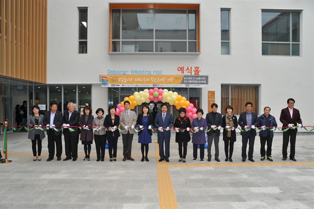 (사)작은도서관만드는사람들이 주관하고 한국일보, KB국민은행이 후원하는 서울 도봉구 '고맙습니다 지혜의 등대 작은도서관’이 19일 개관했다. 김수연(왼쪽에서 세 번째) (사)작은도서관만드는사람들 대표, 김해경(여덟 번째) KB국민은행 북부지역본부장, 이동진(아홉 번째) 도봉구청장이 테이프 커팅을 하고 있다. 작은도서관만드는사람들 제공