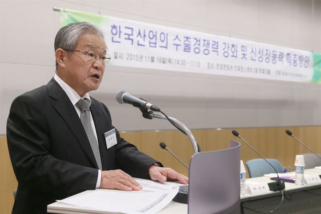 권태신 한국경제연구원 원장이 19일 서울 전경련 컨퍼런스센터에서 열린 '한국산업의 수출경쟁력 강화와 신성장동력 확충방안' 세미나에서 인사말을 하고 있다. 연합뉴스