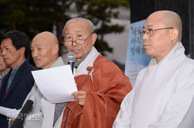 대한불교조계종 화쟁위원회 위원장인 도법 스님이 19일 오후 서울 종로구 조계사 내 생명평화법당 앞에서 기자회견을 열고 “한상균 민주노총 위원장의 중재 요청을 수용할지 검토하겠다”고 밝히고 있다. 배우한기자 bwh3140@hankookilbo.com