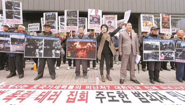 화쟁위원회가 이날 기자회견에 앞서 긴급회의를 하는 동안 어버이 연합 등 보수단체 회원들이 조계사 앞에서 한 위원장을 규탄하는 집회를 열고 있다. 배우한기자 bwh3140@hankookilbo.com