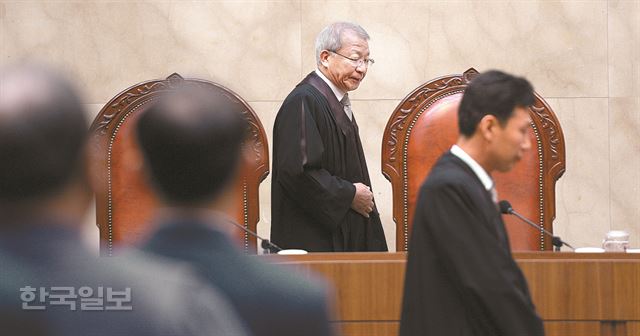 19일 대법원이 대형마트 영업규제가 정당하다는 판결을 내려 골목상권 보호와 경제민주화에 손을 들어준 가운데 양승태 대법원장이 서울 서초구 대법원 대법정에 들어서고 있다. 연합뉴스