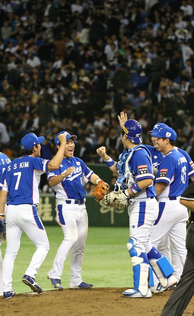 19일 오후 일본 도쿄돔 구장에서 열린 2015 세계야구소프트볼연맹(WBSC) 프리미어12 대회 준결승전 대한민국과 일본의 경기가 대한민국의 4-3 역전승으로 끝난 뒤 마운드 위에서 대표팀 선수들이 승리를 기뻐하고 있다. 도쿄=연합뉴스