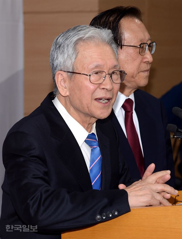 국정 한국사 교과서 대표집필자인 신형식 이화여대 명예교수가 지난 4일 정부서울청사에서 열린 기자회견서 선정 소감을 말하고 있다. 고영권기자 youngkoh@hankookilbo.com