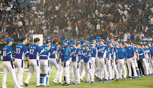 19일 오후 일본 도쿄돔 구장에서 2015 세계야구소프트볼연맹(WBSC) 프리미어12 대회 준결승전 대한민국과 일본의 경기가 대한민국의 4-3 역전승으로 끝난 뒤 대표팀 선수들이 하이파이브를 하고 있다. 연합뉴스