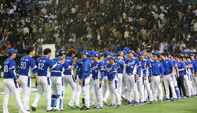 19일 일본 도쿄돔에서 열린 프리미어12 준결승전 한국과 일본의 경기에서 4-3으로 역전승한 대표팀 선수들이 하이파이브를 하고 있다. 도쿄=연합뉴스