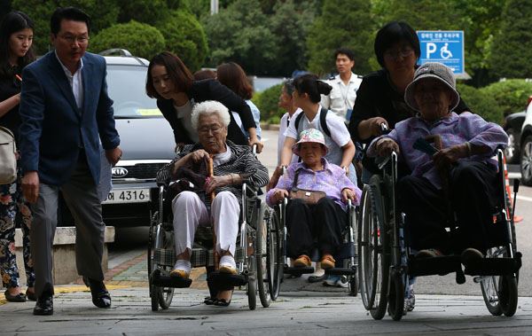 일본군 위안부 피해자 할머니와 소송대리인들이 ‘제국의 위안부’를 쓴 박유하 세종대 일어일문학과 교수와 출판사에 대해 출판물에 의한 명예훼손 혐의로 고소장을 접수하기 위해 지난해 6월16일 서울 광진구 동부지방검찰청에 들어서고 있다. 연합뉴스