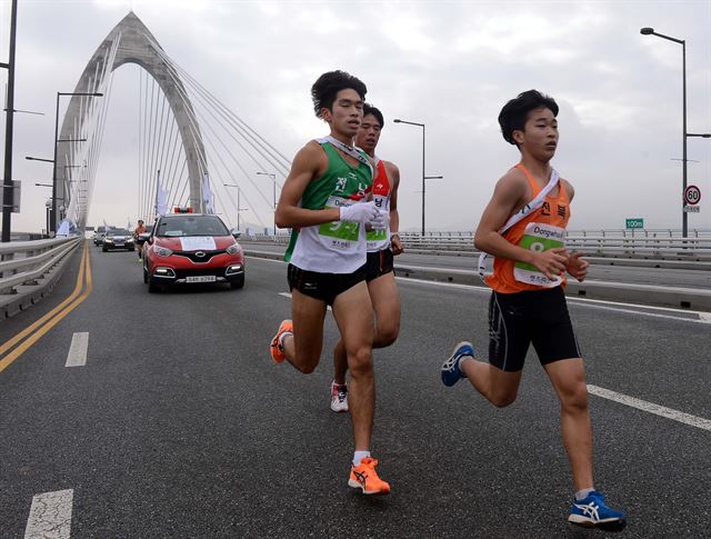 제61회 한반도통일 대역전 경주대회 나흘째인 20일 선수들이 세종시 한두리교를 건너고 있다.세종=고영권기자youngkoh@hankookilbo.com