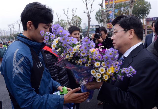 제61회 한반도통일 대역전 경주대회 나흘째인 20일 중앙로 네거리 출발점 앞에서 권선택 시장이 선수들에게 꽃다발을 건네주고 있다.대전=고영권기자youngk@hankookilbo.com