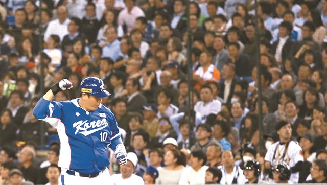 이대호가 19일 일본 도쿄돔 구장에서 열린 2015 세계야구소프트볼연맹(WBSC) 프리미어12 대회 준결승전 일본과의 경기에서 9회초 2타점 역전 적시타를 친 뒤 기뻐하고 있다. 도쿄=연합뉴스