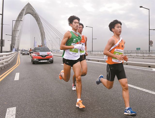 제61회 한반도통일 대역전 경주대회 나흘째인 20일 선수들이 세종시 한두리교를 건너고 있다. 세종=고영권기자 youngkoh@hankookilbo.com