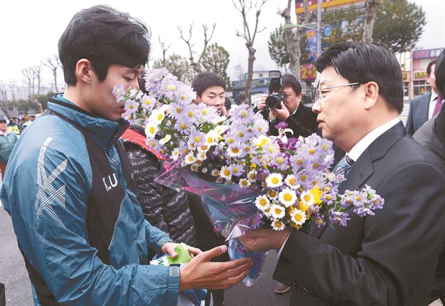 권선택(오른쪽) 대전시장이 20일 대전 중앙로 네거리 출발점 앞에서 선수들에게 꽃다발을 건네며 격려하고 있다. 대전=고영권기자youngkoh@hankookilbo.com