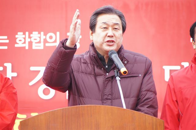 김무성 새누리당 대표는 21일 경남 김해시 진영공설운동장에서 열린 경남 새누리당 당원 체육대회에 참가했다. 김 대표는 "내년 총선 공천권을 국민들과 당원들에게 돌려 드리는 방안을 찾고 있다"고 말했다. 뉴시스