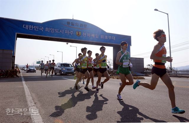 제61회 한반도통일 대역전경주대회 마지막 날인 21일 선수들이 통일대교 위를 힘차게 달려 나가고 있다.파주=고영권기자youngkoh@hankookilbo.com