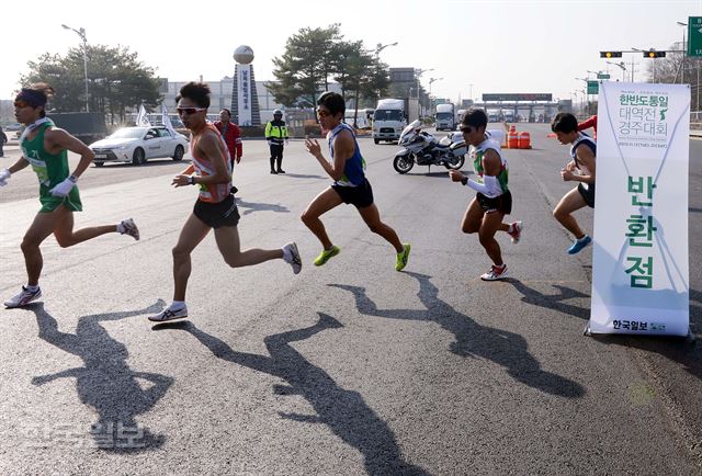 제61회 한반도통일 대역전경주대회 마지막 날인 21일 선수들이 남북출입국사무소앞 반환점을 돌며 결승점을 향하고 있다.파주=고영권기자youngkoh@hankookilbo.com